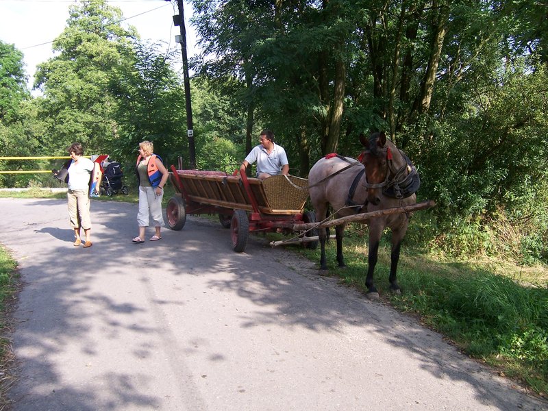 spływ to tylko połowa wycieczki, reszta na wozie.jpg