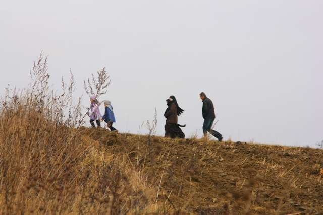 sisters w drodzena cmentarz.jpg