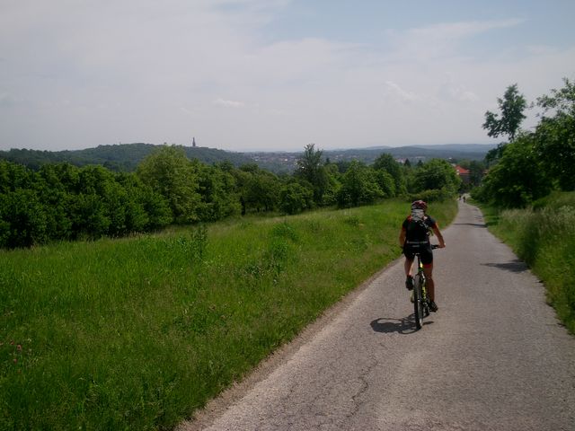 9. Alwernia, szybkie zjazdy, piekne widoki i tworzące się burze gdzieś w Beskidach.jpg