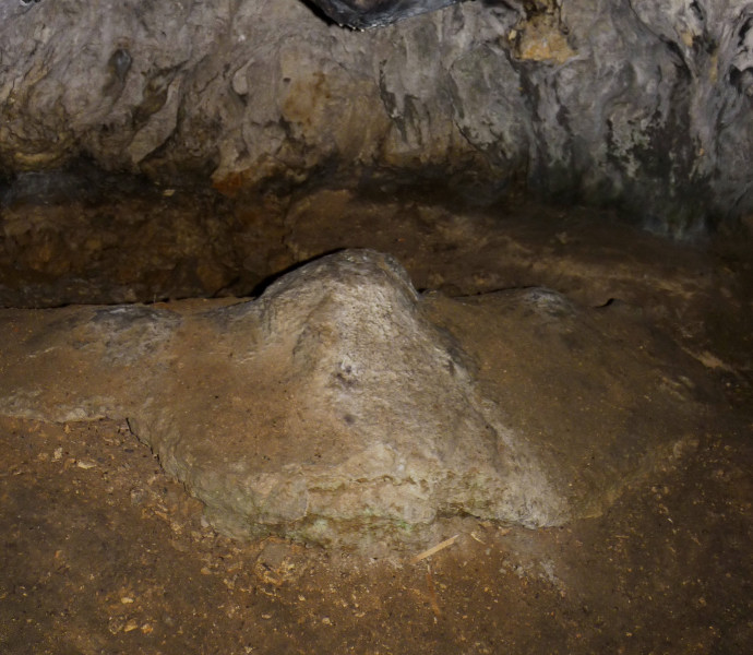 charakterystyczny stalagmit na środku salki.JPG